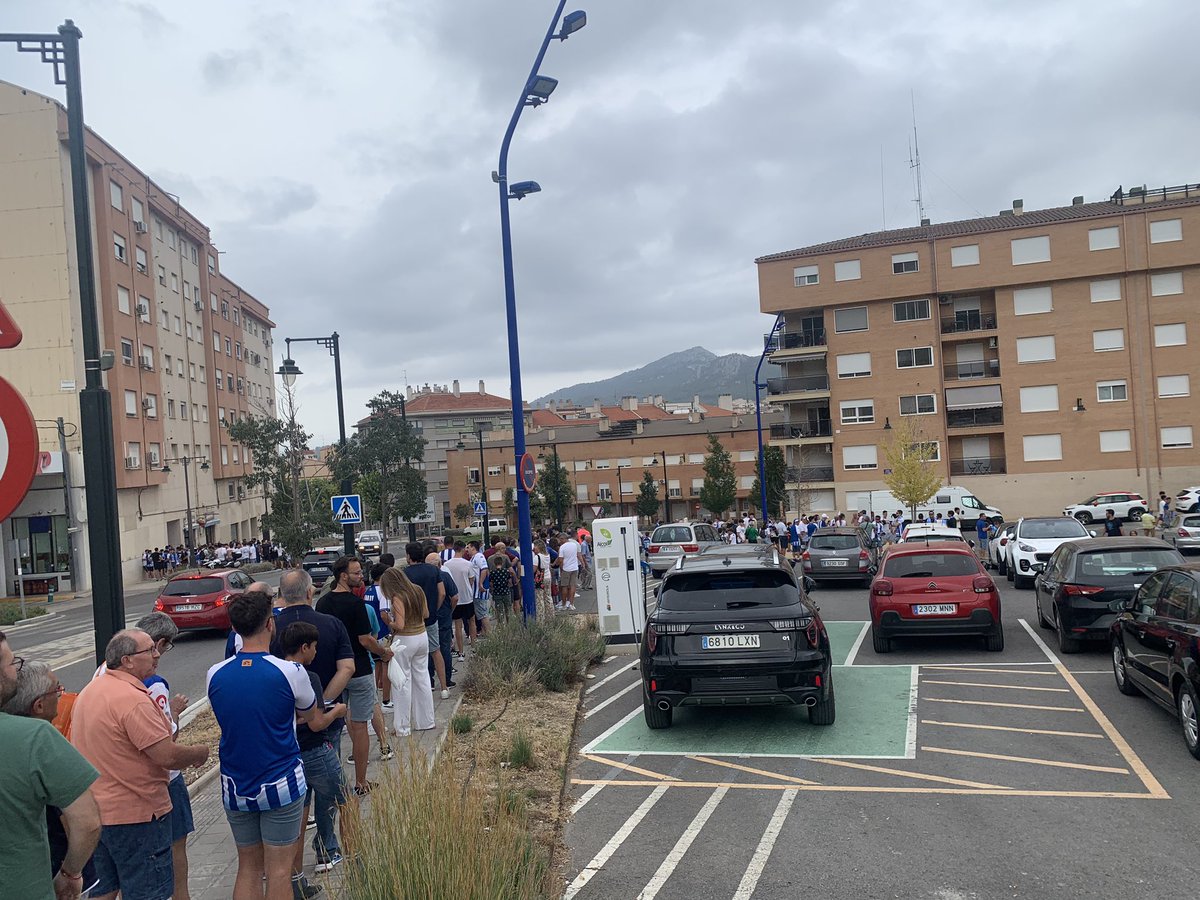 Colas en los prolegómenos del <a href="/CD_Alcoyano/">CD Alcoyano SAD</a>-<a href="/AlgecirasCF/">Algeciras CF</a> en el reparto de las bufandas que la plataforma <a href="/LaMoralNoMorira/">La Moral No Morirá #SalvarAlcoyano</a> va a entregar entre los ya más de 1.600 abonados blanquiazules