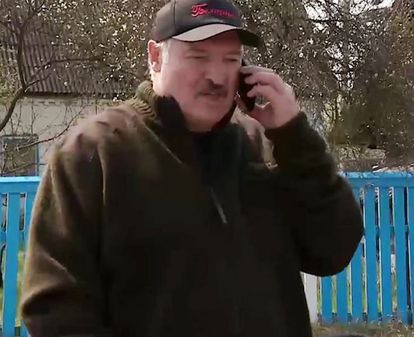 gypsynkov's tweet photo. -Ну слушай, не бойся, сади самалёт, бери гарачым Павла вашего этого, деуку тоже бери. И главное никаких матрасов, пока всё не подпишут. Потом помилуешь, все забудут 
-Дзякуй, Alexandre Grigoriévitch
-Ой ну давай без этих ваших дзякуй, я французский не знаю. Всё Эмануэль, давай https://t.co/8xIHEy2WWC