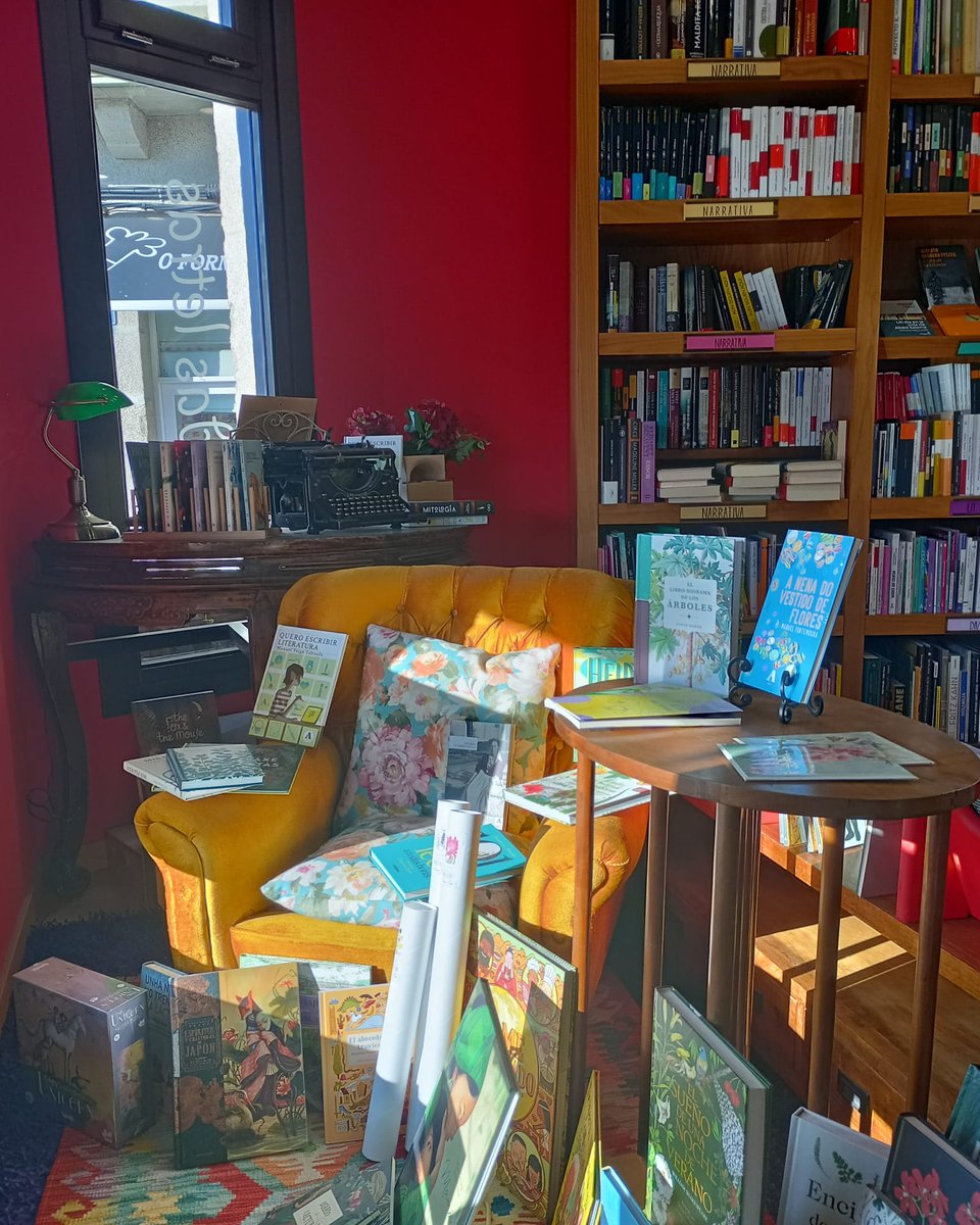 airadasletras's tweet photo. Palabras de nosos clientes:

*Xusto despois das 'boas tardes'*
Primero que nada ¡Gracias por abrir un domingo!
Venimos de Madrid y sí que hay [librerías] bonitas... ¡pero como esta! 🥰🥰🥰

#AqueSI #AiraDasLetras #Allariz #Graciñas #AbrimosOsDomingos https://t.co/5jE3Z2OCQj