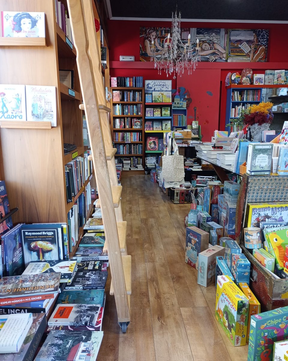 airadasletras's tweet photo. Palabras de nosos clientes:

*Xusto despois das 'boas tardes'*
Primero que nada ¡Gracias por abrir un domingo!
Venimos de Madrid y sí que hay [librerías] bonitas... ¡pero como esta! 🥰🥰🥰

#AqueSI #AiraDasLetras #Allariz #Graciñas #AbrimosOsDomingos https://t.co/5jE3Z2OCQj