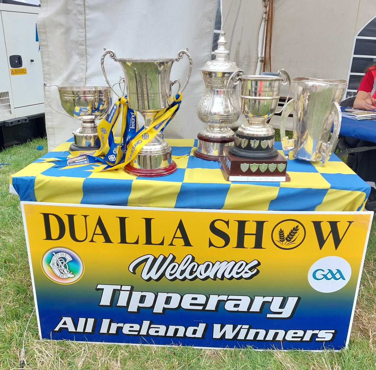 BoherDuallaClub's tweet photo. Thanks so much to the Tipperary Junior and Minor Camogie teams and management for coming to the @duallashow  today to show us all of their silverware from 2024. 👏👏👏

Fantastic to see Tipperary Camogie going so well 👏👏👏
@camogietipp

🟦🟨🟦🟨🟦🟨 https://t.co/xEVxvoUcA5