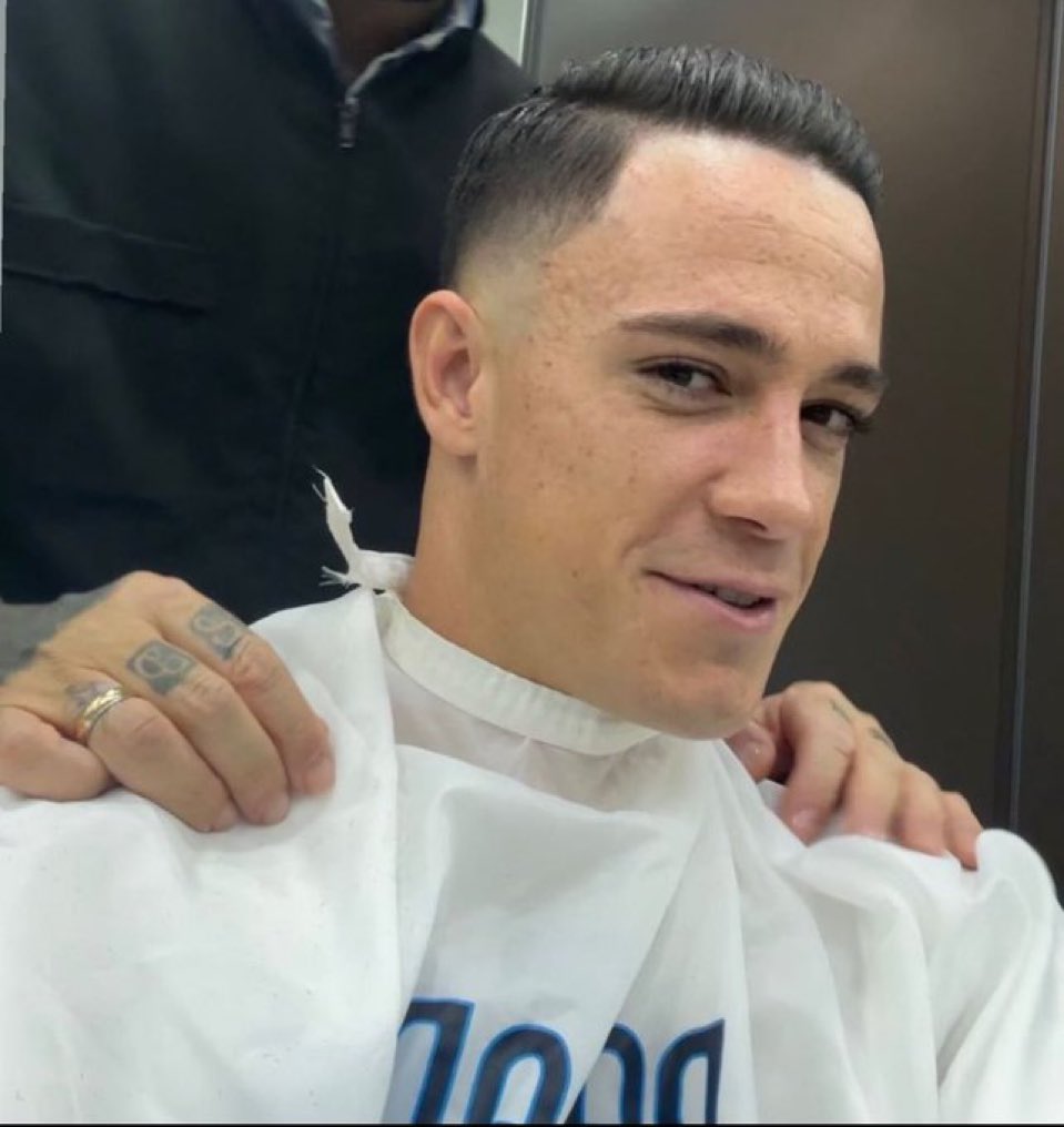 Ascoltami bene, Woody di toy story, tu stasera scendi in campo e segni, hai capito? scendi in campo e segni. Hai due autocisterne al posto dei quadricipiti e il busto disegnato dalla pixar, DEVI sfruttare questa cosa. C’è Conte in panchina e ci sono IO al tuo fianco. VAI E SEGNA