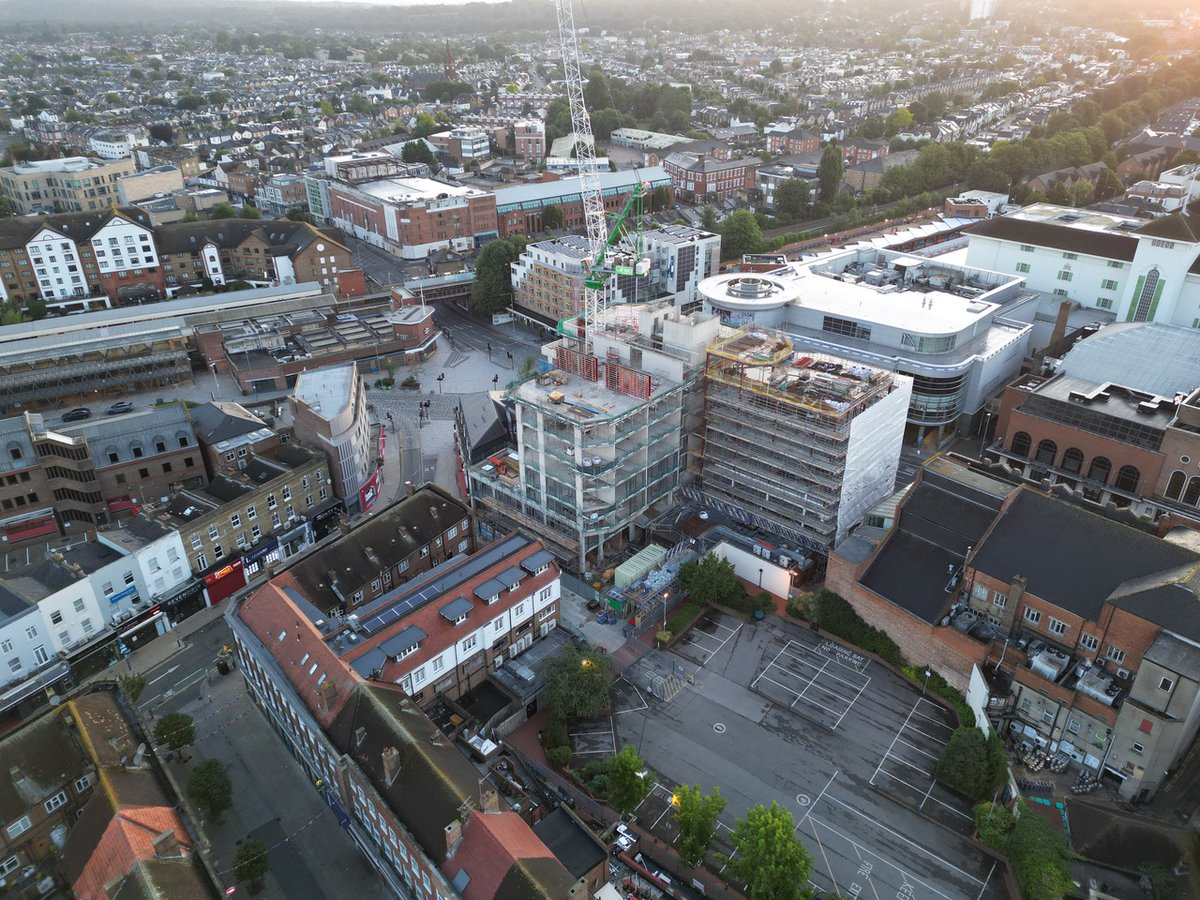 Up early this morning with the drone.

The ‘delightful’ Unilever and it’s West facing solar panels and some sort of green stuff. The term green washing comes to mind?

Also, the AMRO Greencoat House short term accommodation ‘delight’.

Award winning?
