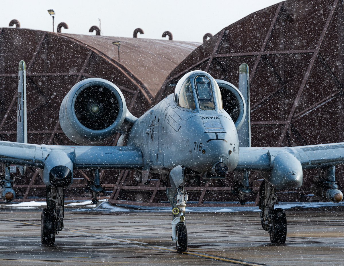 kadonkey's tweet photo. light snow at osan. a 25th fs a10c on the move. (c. verzaal) https://t.co/WY1DzjAUsD