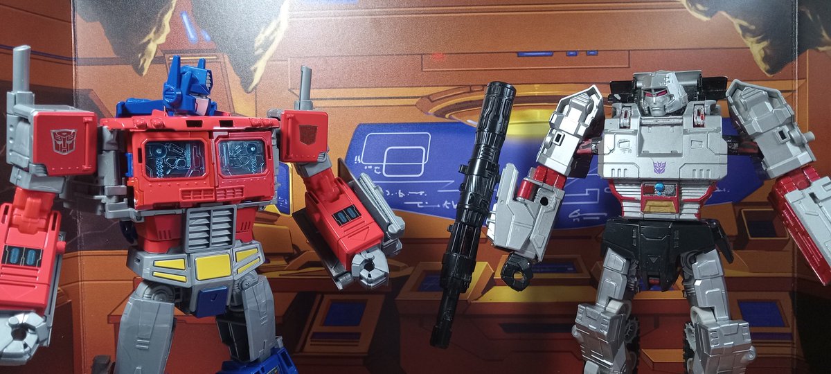samraley1's tweet photo. Potp optimus reissue outside a qc issue with his right arm being loose I really like this figure. https://t.co/ULhxO8Gnxg
