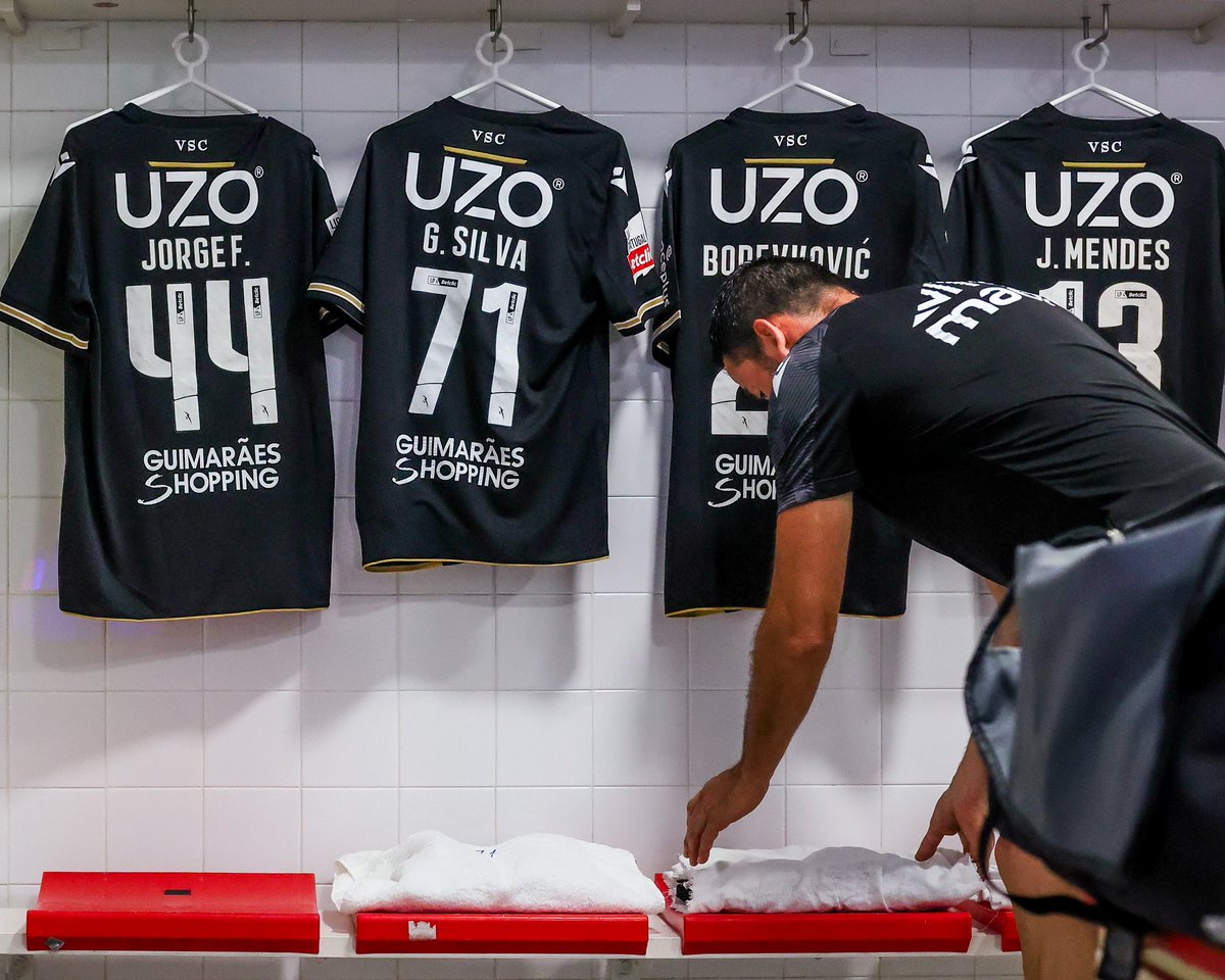 VitoriaSC1922's tweet photo. Men In Black 🎬
#EspíritoDeVitória • #LigaPortugal • #AVSVSC https://t.co/G8d7nZxMxc