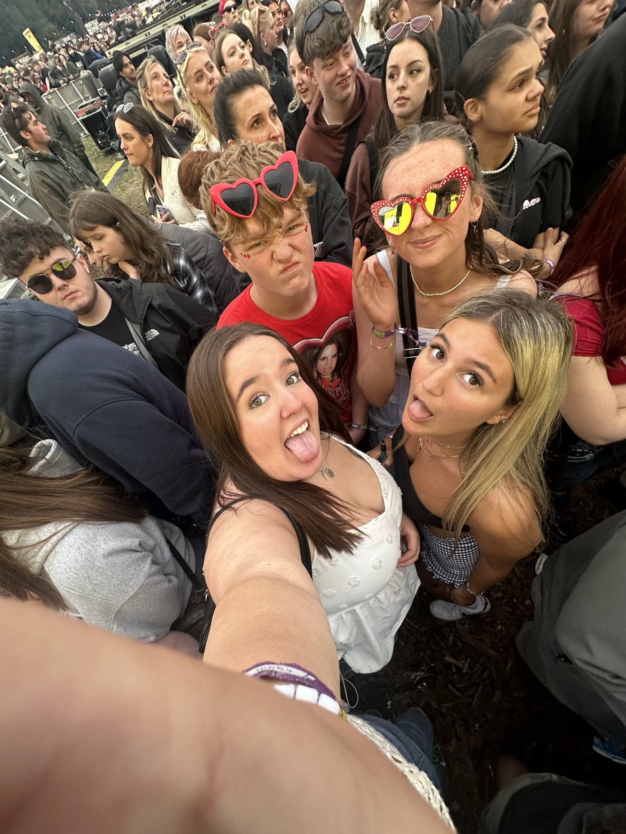 daisydoo343's tweet image. WAITING FOR QUEEN LANITAAAA #lookoutforeachother #rnl #leedsfest