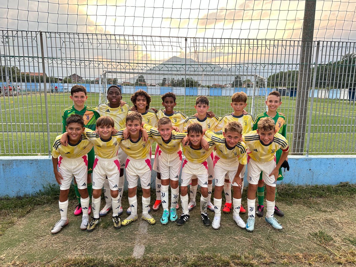 GiovaniBN's tweet photo. ✅ #Juventus, gli Esordienti 2013 (#Under12) di Mr. La Pira superano in amichevole 4-0 l'#Alpignano U13.

⚽️⚽️Ba
⚽️Piumatti
⚽️Leshchynskyi

👊 #ForzaJuve ⚪️⚫️ https://t.co/fcFzApgLUg https://t.co/S4aze6rMAb