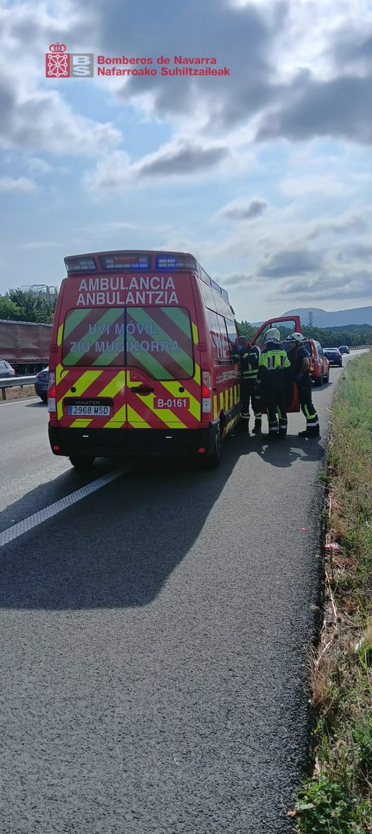 bomberos_na's tweet photo. Intervenimos la tarde del #dmingo en la A-15 (#Orkoien) tras la salida de vía de un vehículo con dos ocupantes
Una persona trasladada al Hospital Universitario de #Navarra
#ParquePamplona
#SVA
#J21
@policiaforal_na https://t.co/hEwtyO6Shy