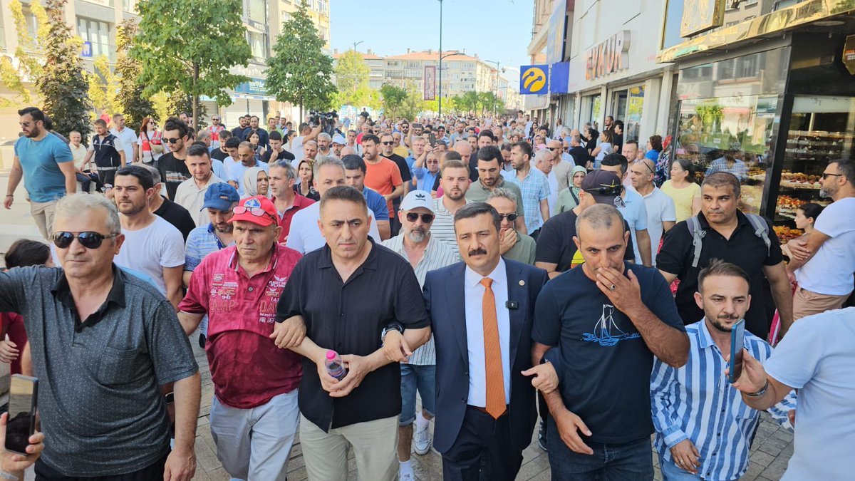 Sesimizi duyurmak için daha ne yapmamız gerekiyor bu dar gelirli ailelerin günahı ne 5 yıl beklemenin bedelini dar gelirli ailelerin sırtına yüklendi bu yükün altından nasıl kalkacak