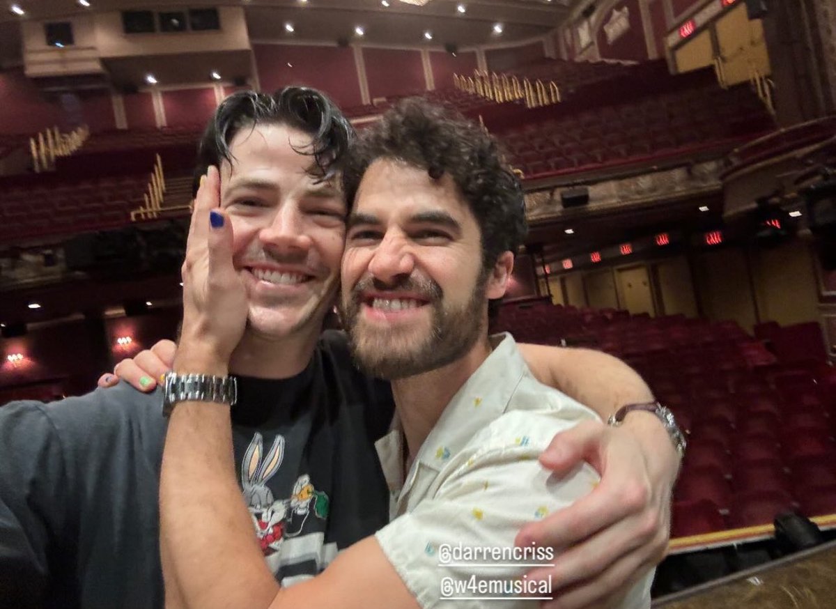 Mais uma foto de Grant Gustin e Darren Criss juntos.