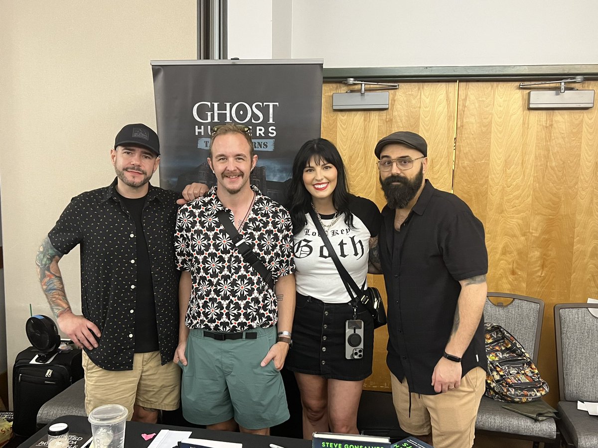 oddity_shop's tweet photo. Canβt believe itβs already over! We had such a great time at @miparacon!!! It was the perfect send off for an amazing event! Thanks to UPPRS and all the wonderful people who make it so. Fucking. Magical. #miparacon #paranormal #weirdos also happy bday @JohnELTenney!!! https://t.co/FZZh3jDuet