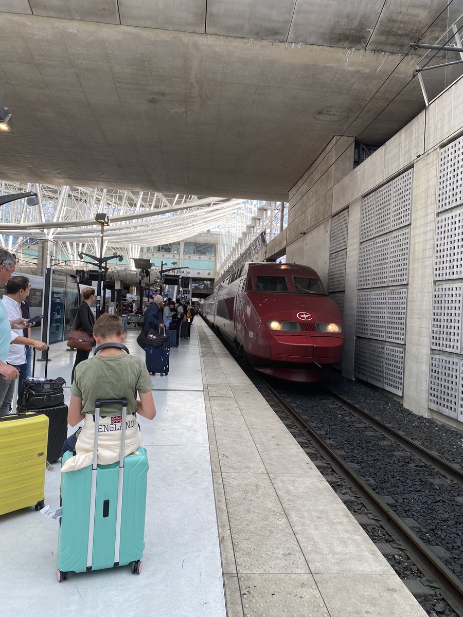 Direction #Bruxelles où le travail sur le Dialogue stratégique sur l’avenir de l’#agriculture de l’ #Europe n’a pas fait de pause estivale!
Pour 4 jours d’échanges 😓😓 à la recherche d’un consensus entre #souveraineté alimentaire et #transitions #ecologique et #climatique