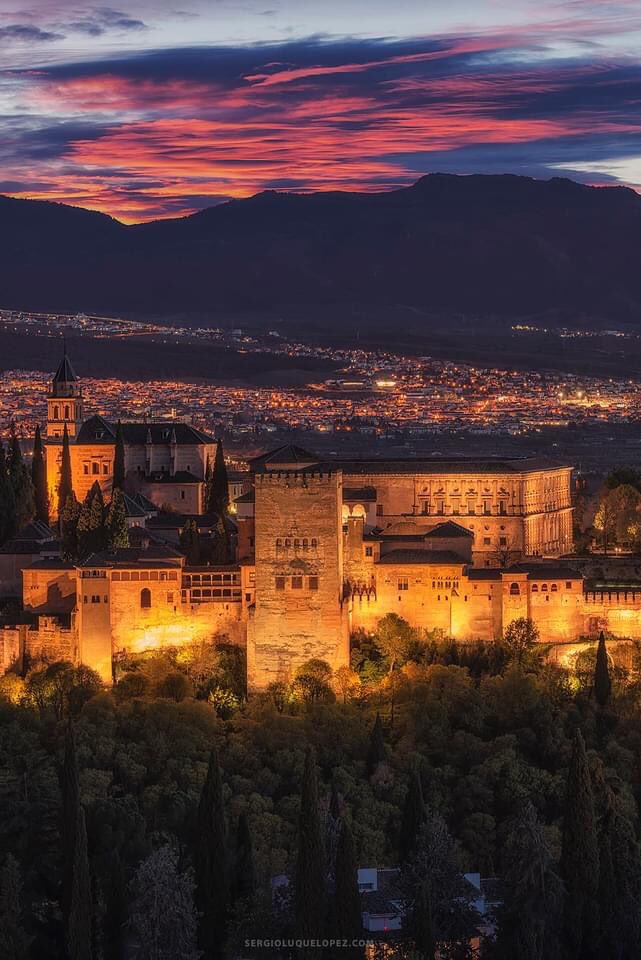 الحمراء ليلا