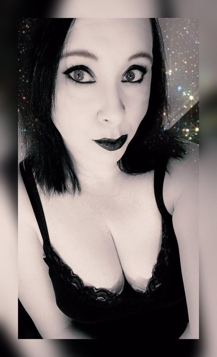 If I was your vampire, certain as the moon
Instead of killing time
We'll have each other until the sun
If I was your vampire, death waits for no one
Hold my hands across your face
Because I think our time has come🖤🖤