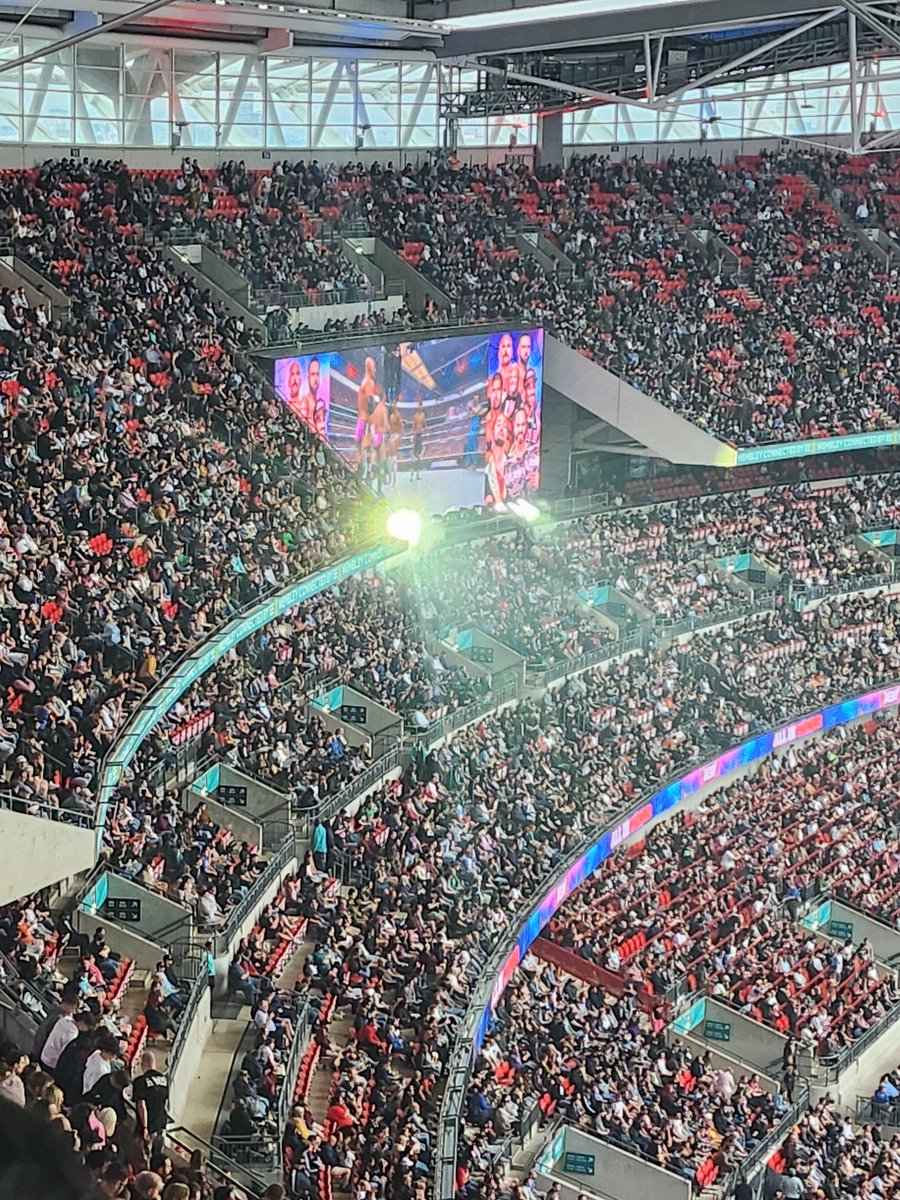 Rizicho94's tweet photo. Chants of turn that light off @AEW https://t.co/mnDehdcPOb