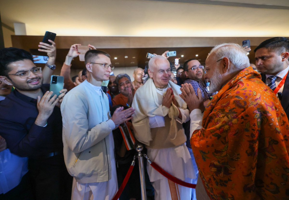 Crazy9hl's tweet photo. वो नफरतें बेचते हैं अपनी दुकानों में
हम प्रेम से कीमत चुका देते है
वो करते है बुराइयाँ विदेशो में
हम रूस ukrain का युद्ध रुकवा देते है
वो मशहरुफ है जातिवाद की खेती करने में
हम मंदिर राम का बनवाकर हिंदुओ को जोड़ते है #Ukraine #ModiInUkraine #RahulVinci #BrahminGenes https://t.co/63cNvd7iGp