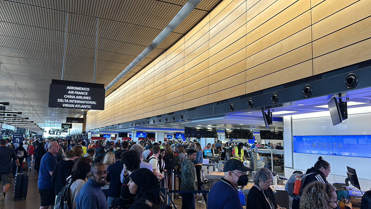 dgkanatsios's tweet photo. @flySEA crazy lines today in #seatac https://t.co/u1COaMIkAK