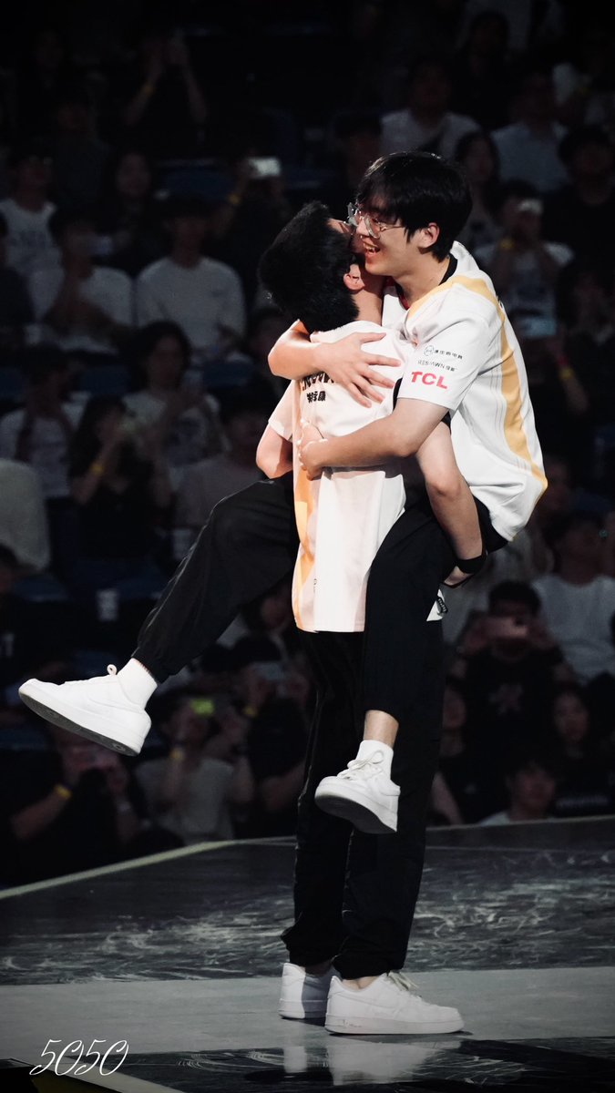 Sososolaxido's tweet photo. zzkk：a hug worth more than a thousand words https://t.co/blthEMg6Yl