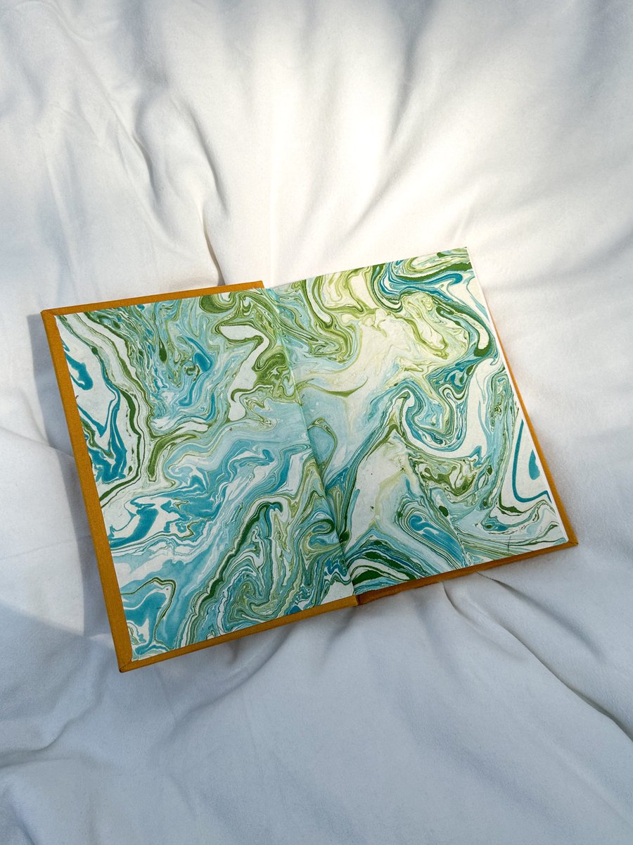 goldengirlbinds's tweet photo. Part one of me rebinding all of #emilyhenry ‘s books. First up: Beach Read 🩴📖 https://t.co/Ep6CyXPmqW