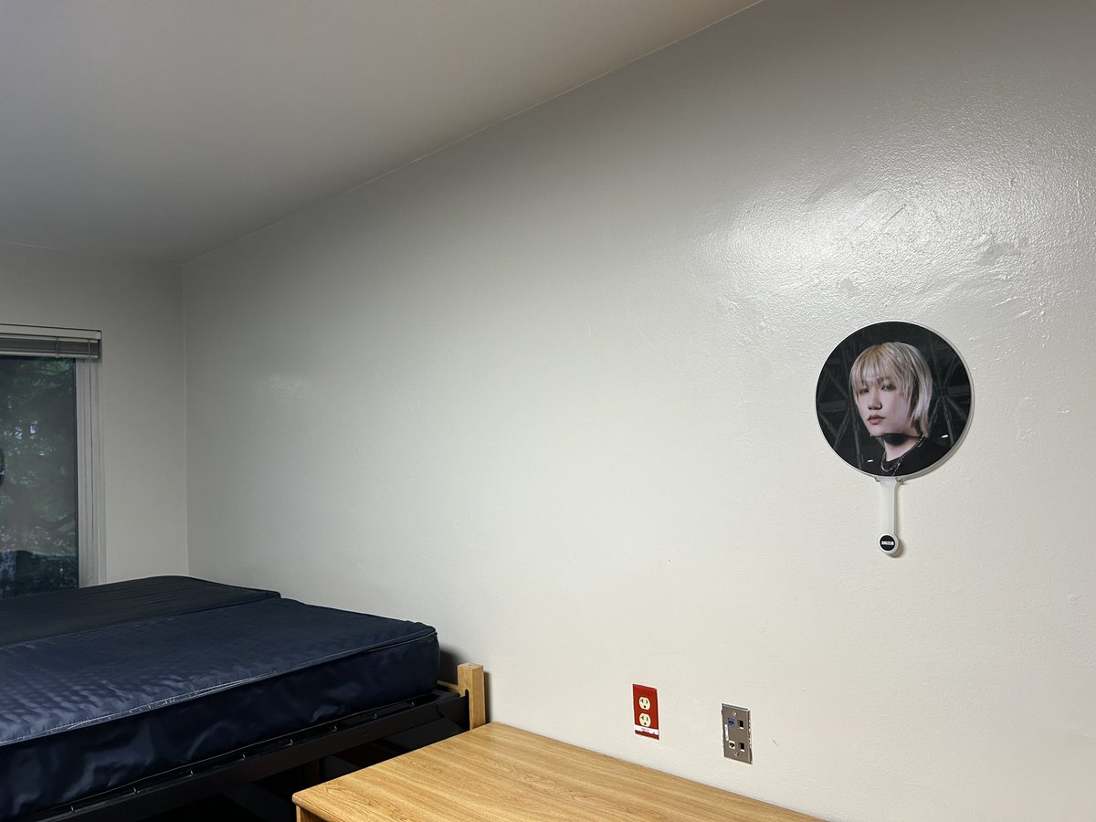 cakiepopie's tweet photo. finally finished moving in with all my dorm essentials 👍 https://t.co/yBKzHHv9GL