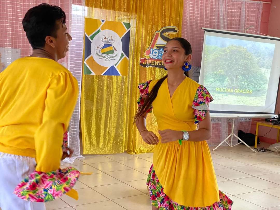 URACCAN_oficial's tweet photo. 𝗔𝗥𝗧𝗜𝗖𝗨𝗟𝗔𝗖𝗜𝗢́𝗡 | Estudiantes de la UNICAM-URACCAN en El Tortuguero, saludaron los Aniversarios de la Fundación de Juventud Sandinista y del Cierre de la gran Cruzada Nacional de Alfabetización, organizado por la #JS19J #somosURACCAN #somoscostacaribe https://t.co/M492JPFLA2