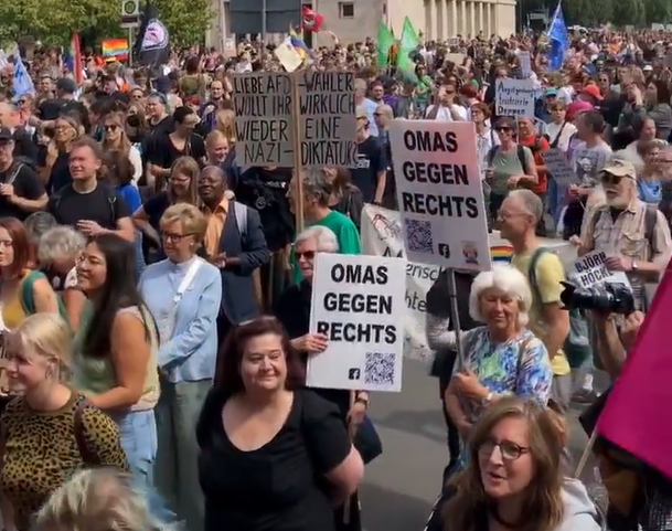 Was sind das für Menschen, die 2 Tage nach der islamistischen Bluttat von Solingen in #Erfurt auf die Straße gegen, um für "bunt" und "Vielfalt" zu demonstrieren?🤨