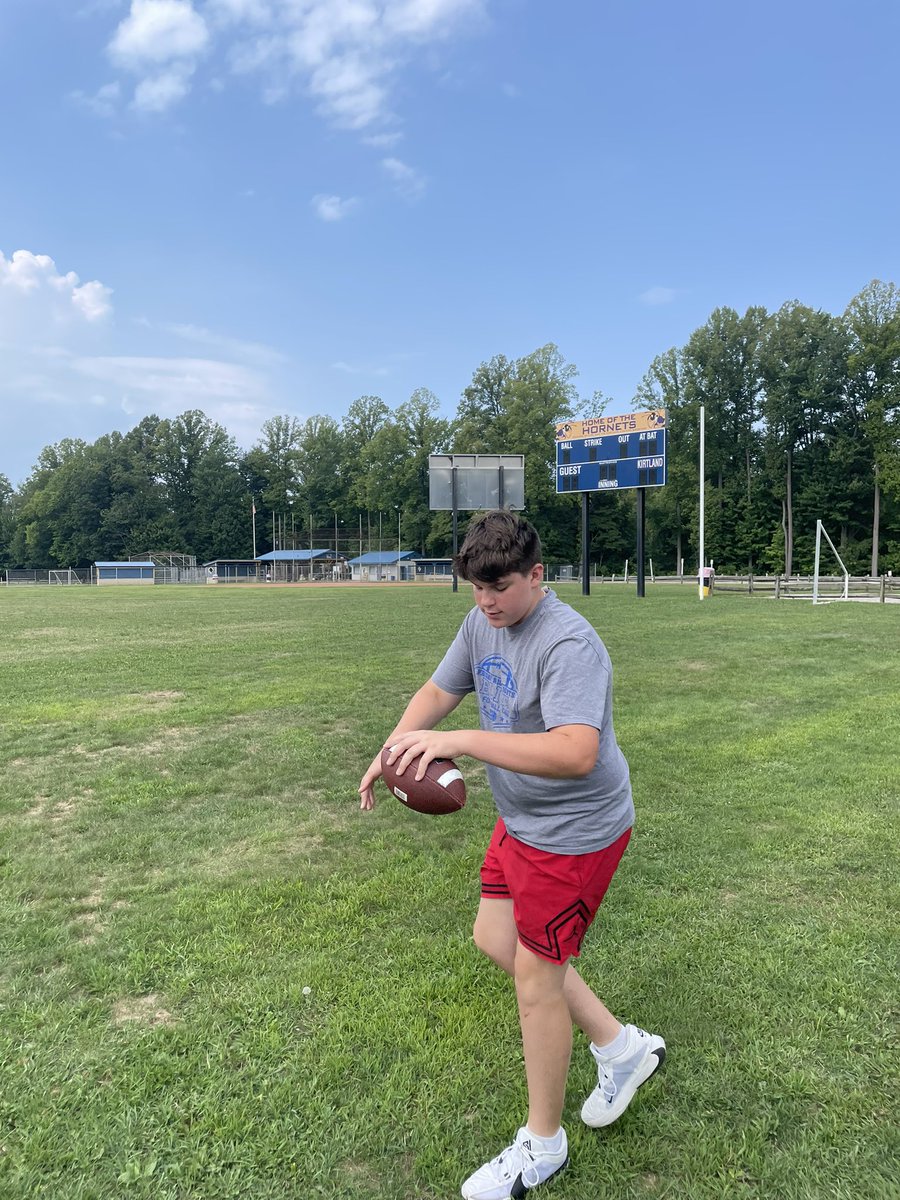 BigSully2029's tweet image. Sunday O-Line Skill Work w my dad @SullivanMP #OLinePride