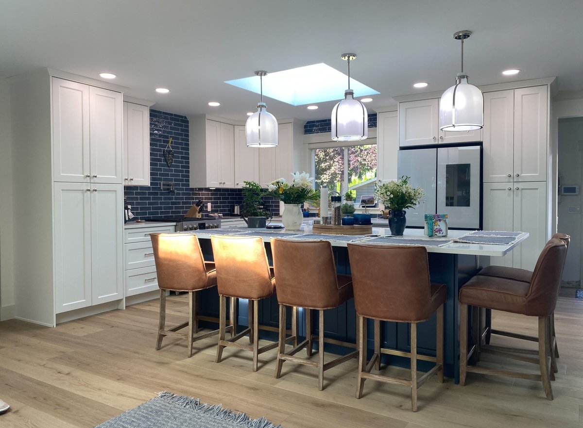 1KitchenExpress's tweet image. Transform your kitchen with Dream White Cabinets! 

Custom color, perfect blend of elegance and functionality. 

Ideal for families &amp;amp; seniors. 

Available now in Langley and Surrey. 

Ready to create your dream kitchen? Contact Kitchen Express Today!