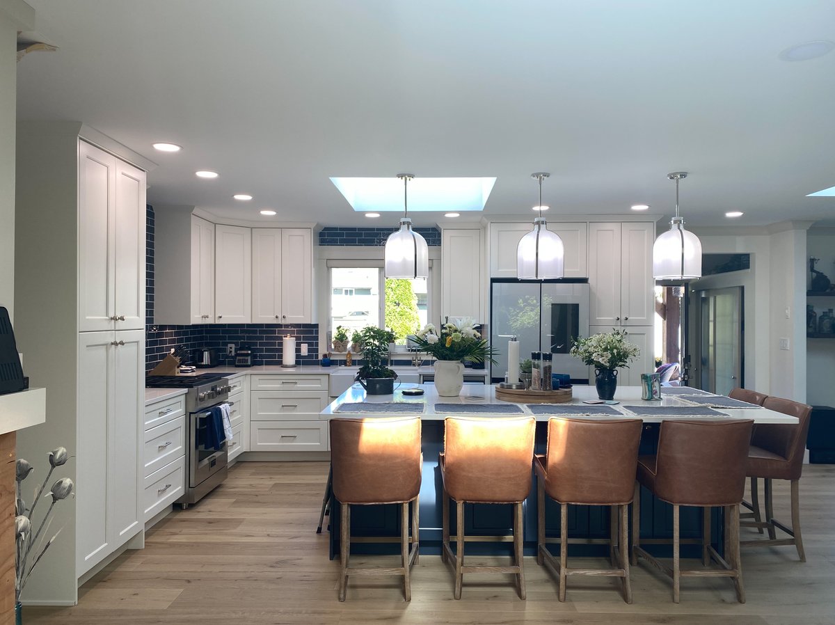 1KitchenExpress's tweet image. Transform your kitchen with Dream White Cabinets! 

Custom color, perfect blend of elegance and functionality. 

Ideal for families &amp;amp; seniors. 

Available now in Langley and Surrey. 

Ready to create your dream kitchen? Contact Kitchen Express Today!