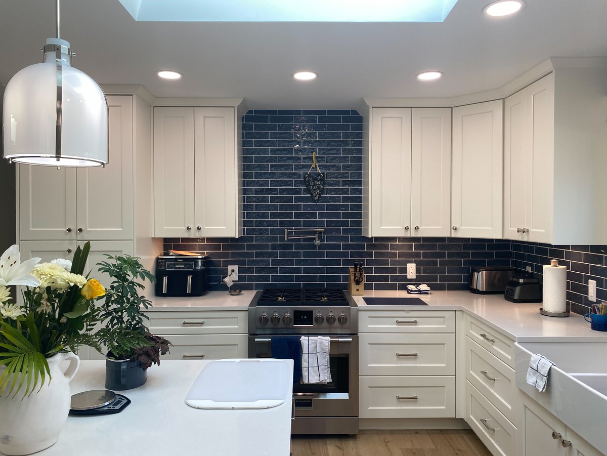 1KitchenExpress's tweet image. Transform your kitchen with Dream White Cabinets! 

Custom color, perfect blend of elegance and functionality. 

Ideal for families &amp;amp; seniors. 

Available now in Langley and Surrey. 

Ready to create your dream kitchen? Contact Kitchen Express Today!