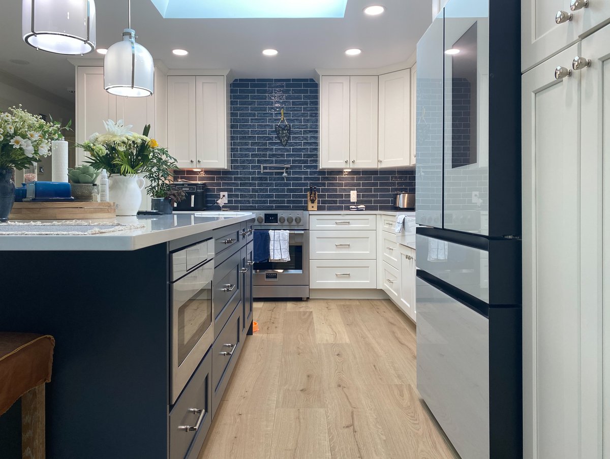 1KitchenExpress's tweet image. Transform your kitchen with Dream White Cabinets! 

Custom color, perfect blend of elegance and functionality. 

Ideal for families &amp;amp; seniors. 

Available now in Langley and Surrey. 

Ready to create your dream kitchen? Contact Kitchen Express Today!
