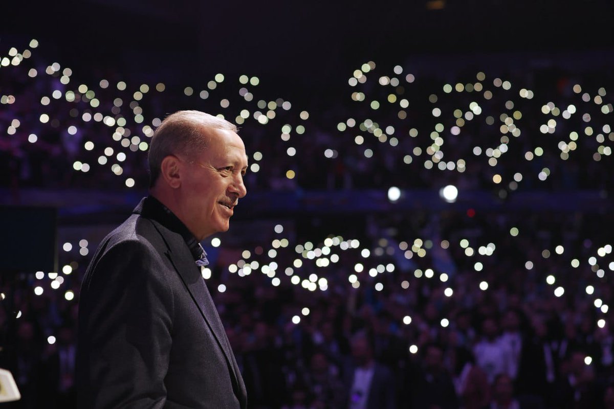 Milletin liderine dil uzatanlar, ümmetin vicdanında boğulmaya mahkûmdur. 

Recep Tayyip Erdoğan bu ülkenin onuru, dünya mazlumlarının umududur.

Alçakça siyasetinizle, çürümüş aklınızla ve şımarıklıklarınızla tarihin tozlu sayfalarında kaybolacaksınız.

#ÇukurTuncay