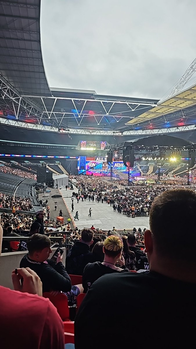 Kylararlin's tweet photo. @AgentDrix You're not missing much, even with a screen they have the lights turned up too high to see them https://t.co/RHQtUG9igx
