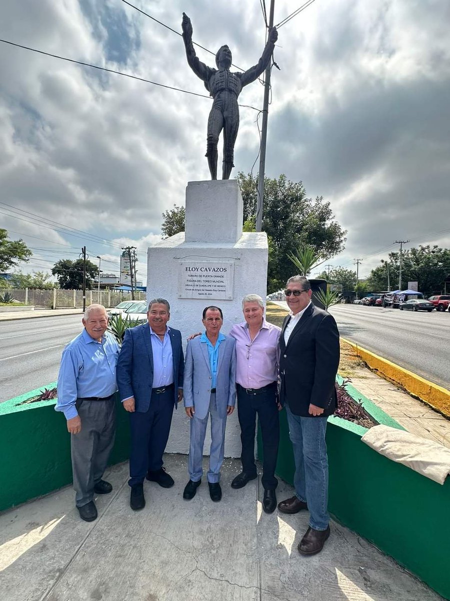 vmpenilla's tweet photo. 🔴Guadalupe N. L.
El maestro #EloyCavazos hoy cumple 75 años de edad , por lo que el Círculo de amigos de #Eloy Cavazos, le colocaron una placa en el monumento que está ubicado sobre la Avenida Eloy #Cavazos, y se realizó una ceremonia breve.
#Enhorabuena Maestro.
📷 GARY https://t.co/tgbDVwMAJs