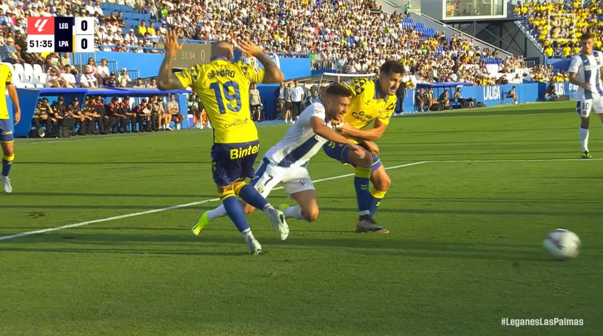 🖥️💥 De Burgos Bengoetxea se inventó un penalti en el Leganés - UD Las Palmas.

👉🏻 Sandro, que busca despejar el balón, recoge la pierna antes de poder golpear a Óscar.

❌ NO ES PENALTI.

▪️ El jugador del Leganés, al ver el movimiento de Sandro, se deja caer dentro del área.
