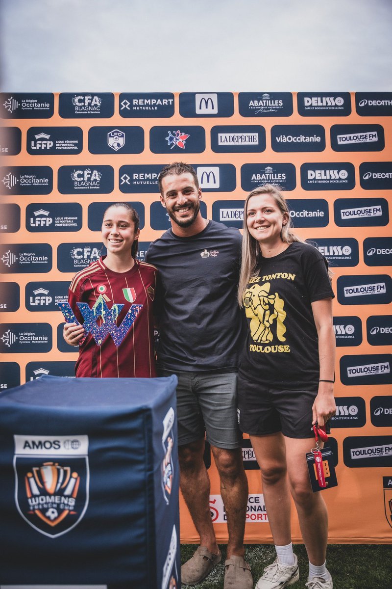 Et la meilleure jeune du tournoi <a href="/cheztontontlse/">Chez Tonton - Pastis Ô Maître</a> est … Giulia Dragoni ! 🏆🔥 

Elle reçoit son trophée des mains de notre cher <a href="/SoGuitoune/">Sofiane Guitoune</a>