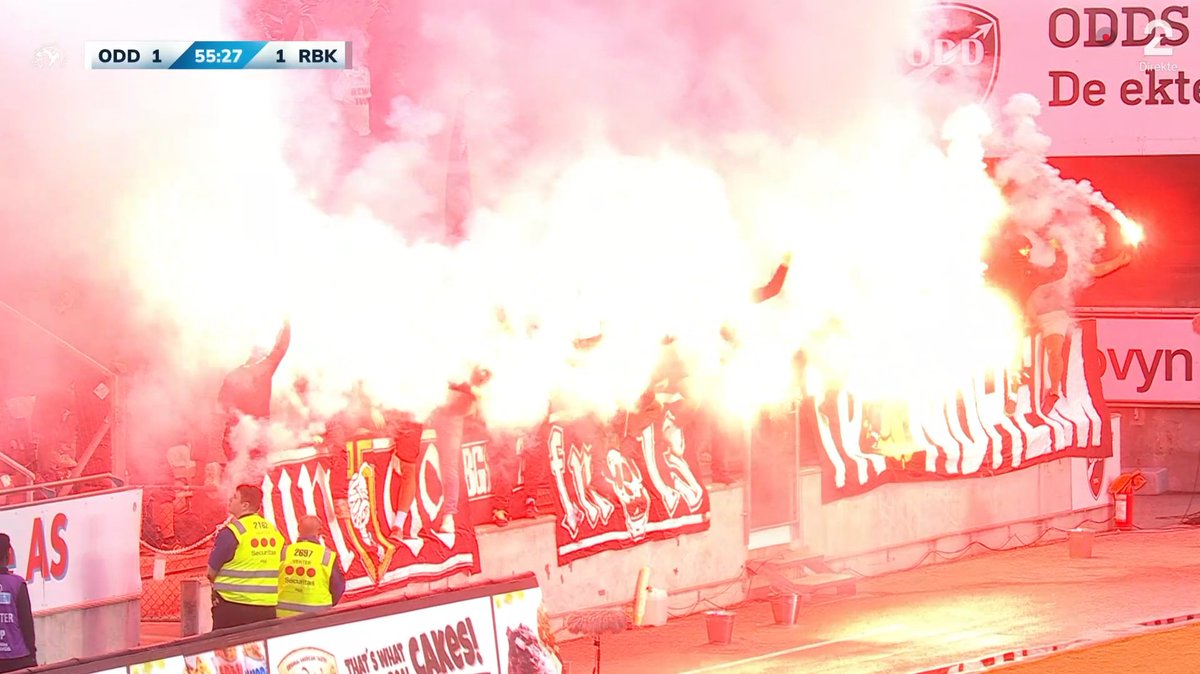 Quick stop in the play due to a lot of smoke from the Rosenborg away end 😅