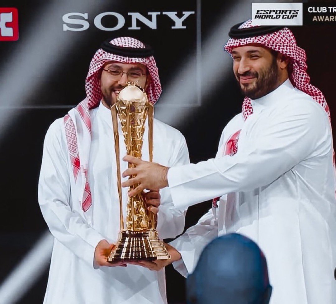 سمو ولي العهد الأمير محمد بن سلمان يسلم كأس العالم للرياضات الإلكترونية لـ مساعد الدوسري