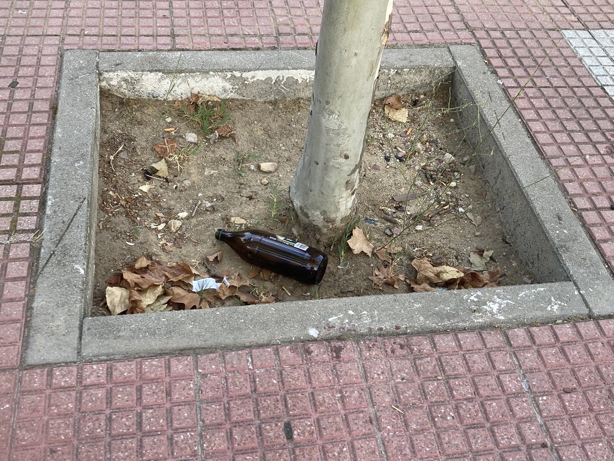 Ejiderpoc23's tweet photo. #LasRozas #18concejales
La ESPECTACULAR gestión del @pprozasdemadrid en @Ayto_Las_Rozas produce MARAVILLAS como esta:
Litrona en banco/alcorque con una SEMANA de evolución
Del LUNES 19 al DOMINGO 25
#DEGUARDIA https://t.co/55pzLKBvI8