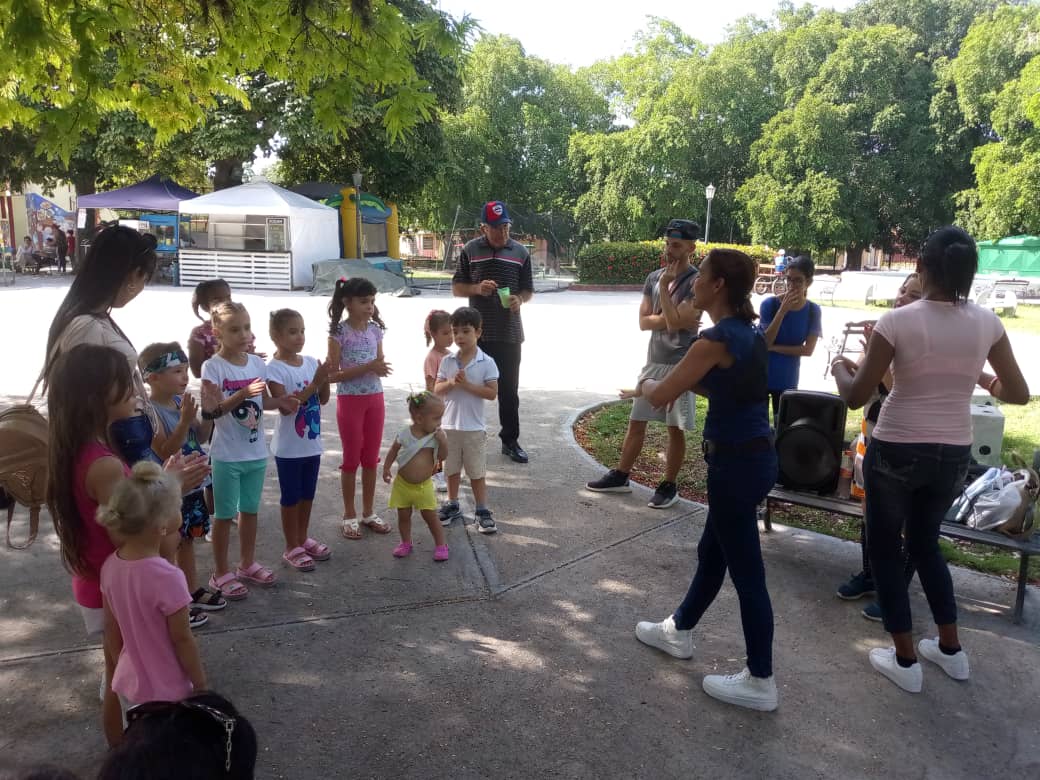 milaidis711112's tweet photo. #ModoVerano. Actividades recreativas desarrolladas por los Instructores de Arte en el Parque 1ro de Enero #HolguinSi #ModoVictoria #DGEMHolguin #Cubamined #EducaciónHolguin https://t.co/yi6spbp5sn