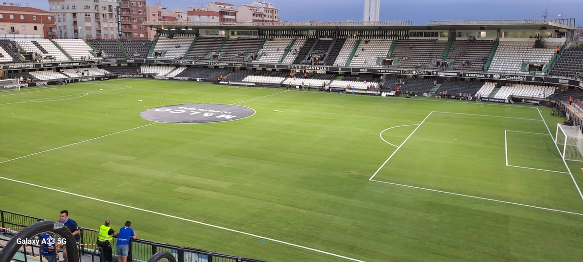 Los nuestros, cómo no, dando color azul a Castalia. Animando para #GanarAlCastellón 

#OccidenteAzul