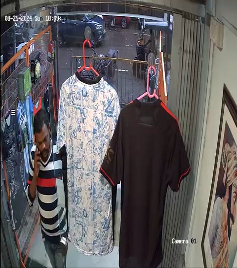 smitsatra17's tweet photo. Hello,
@MumbaiPolice 
Today my mobile phone was stolen from the shop by this guy
Also this guy tried to  stole from other neighbouring shops too.
I have a file police complaint in dahisar East police station. https://t.co/dPZ8cvY9LL