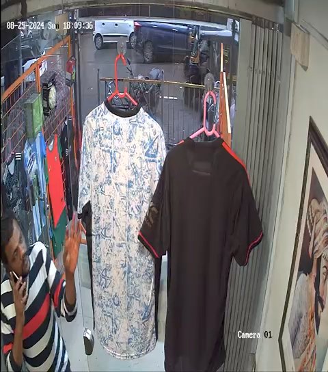 smitsatra17's tweet photo. Hello,
@MumbaiPolice 
Today my mobile phone was stolen from the shop by this guy
Also this guy tried to  stole from other neighbouring shops too.
I have a file police complaint in dahisar East police station. https://t.co/dPZ8cvY9LL