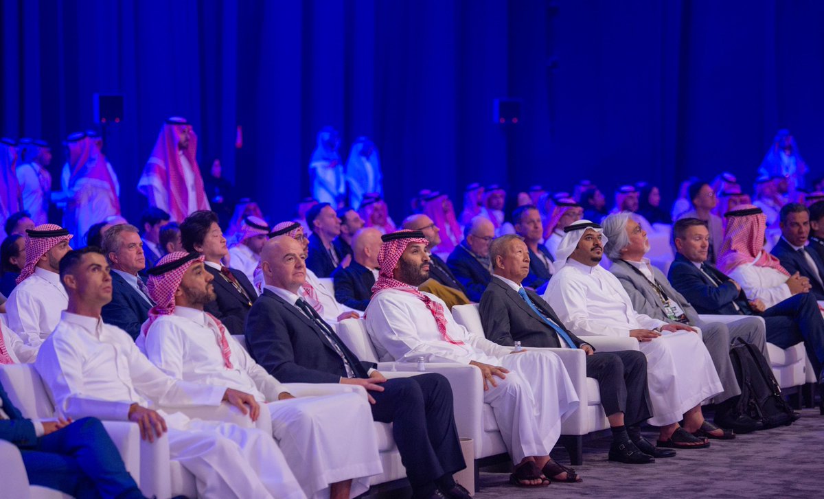 سمو #ولي_العهد يشهد الحفل الختامي لبطولة #كأس_العالم_للرياضات_الإلكترونية📷 ويتوج الفائز بالمركز الأول فريق "فالكونز" السعودي. #ولي_العهد_في_EsportsWorldCup #حفل_التتويج_EsportsWorldCup #EsportsWorldCup📷