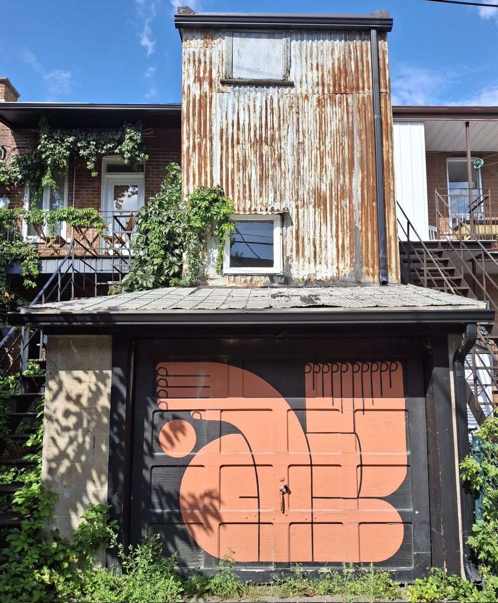 galapaostrophes's tweet photo. Ordinary scenes walking down an alley, in Montreal.
#alleylife #alleyway #alley #montrealalleys #montrealsquirrels #clotheslines #alleydoor https://t.co/wmlYWbCy6X