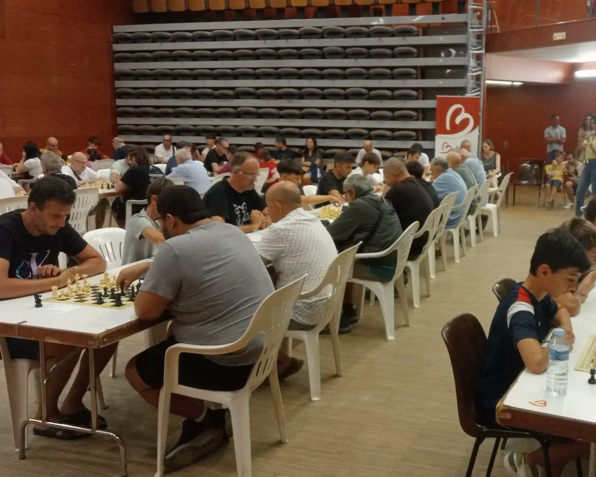 EscacsPardinyes's tweet photo. 💥 Avui, el Club d'Escacs Pardinyes ha participat en 4 tornejos diferents: dos de Blitz, un d'Actiu i un de Standard. Hem jugat a Balàfia, Alcalá de Henares i Sants, Barcelona. ♟️🌍 Seguim endavant! #EscacsPardinyes #Blitz #Actiu #Standard https://t.co/gBezRBJ1PF