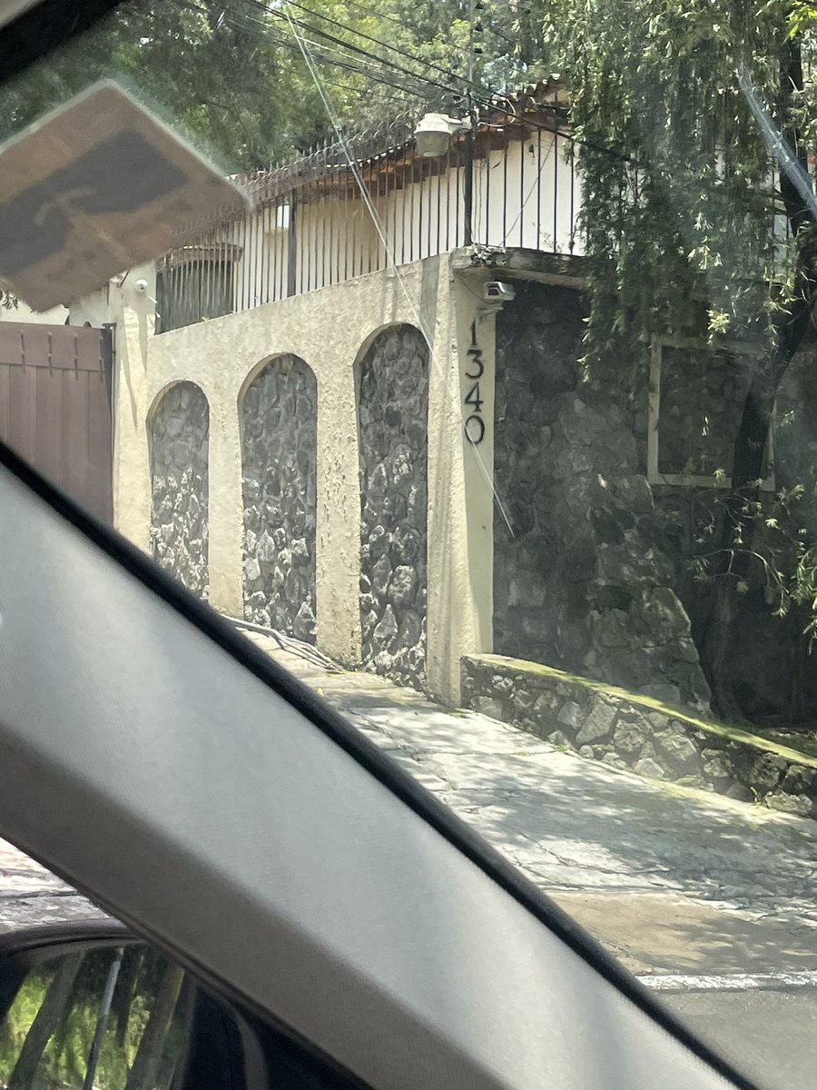bushwagen's tweet photo. @AlcCuajimalpa @SacmexCDMX @CuajimalpaDGSU @Alcaldia_DGODU @CENTURIONES10 @avan1207 Envio evidencia de la fuga, se encuentra antes de llegar al #1340 de Arteaga y Salazar https://t.co/WJmq0GcPSy