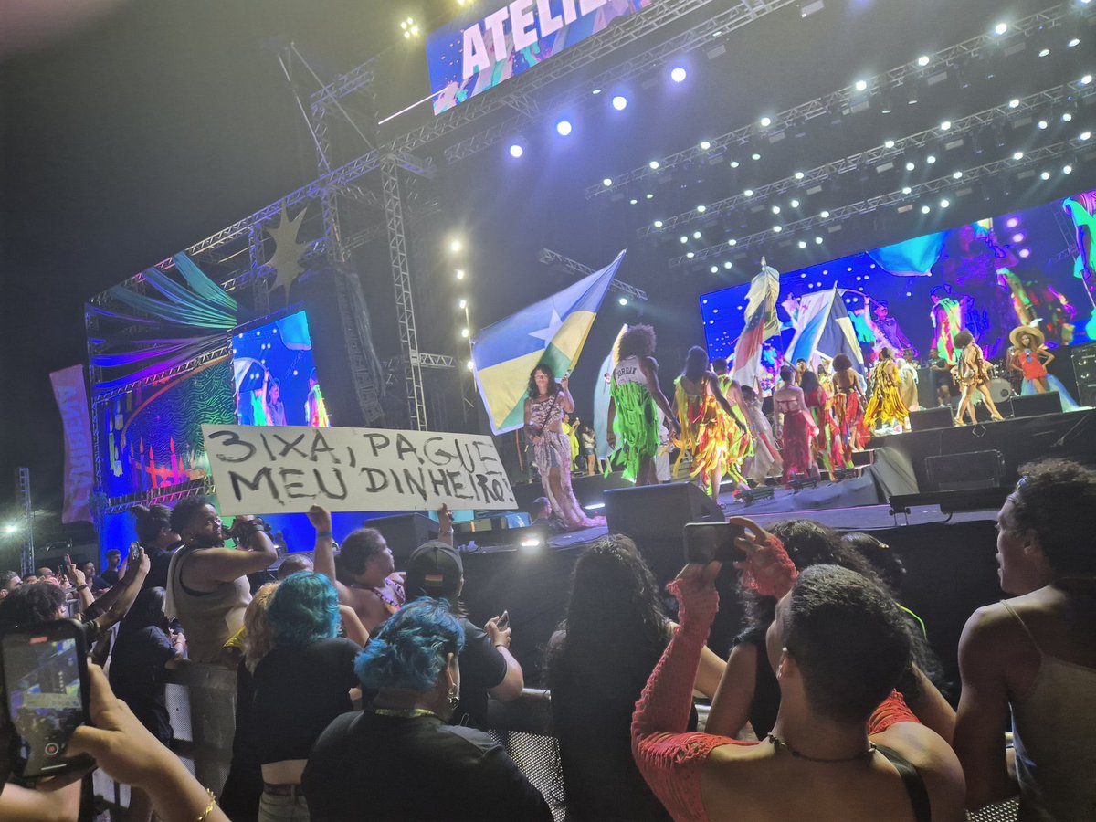 E para completar, rolou um “hackeamento” do palco do Aceita, levantando cartazes fazendo uma clara referência ao Rejeita