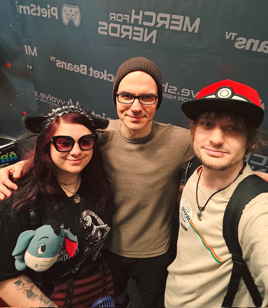 shinylink777's tweet photo. Vielen Dank an @Chaz_Ashley für deine Zeit, das Foto und die Autogramme. Es ist immer eine Freude dich zu treffen über Gaming und auch über deine Bücher zu reden 😊
Wir sehen uns hoffentlich in Frankfurt auf der Buchmesse wieder 😊 https://t.co/LLTiK3L7KV